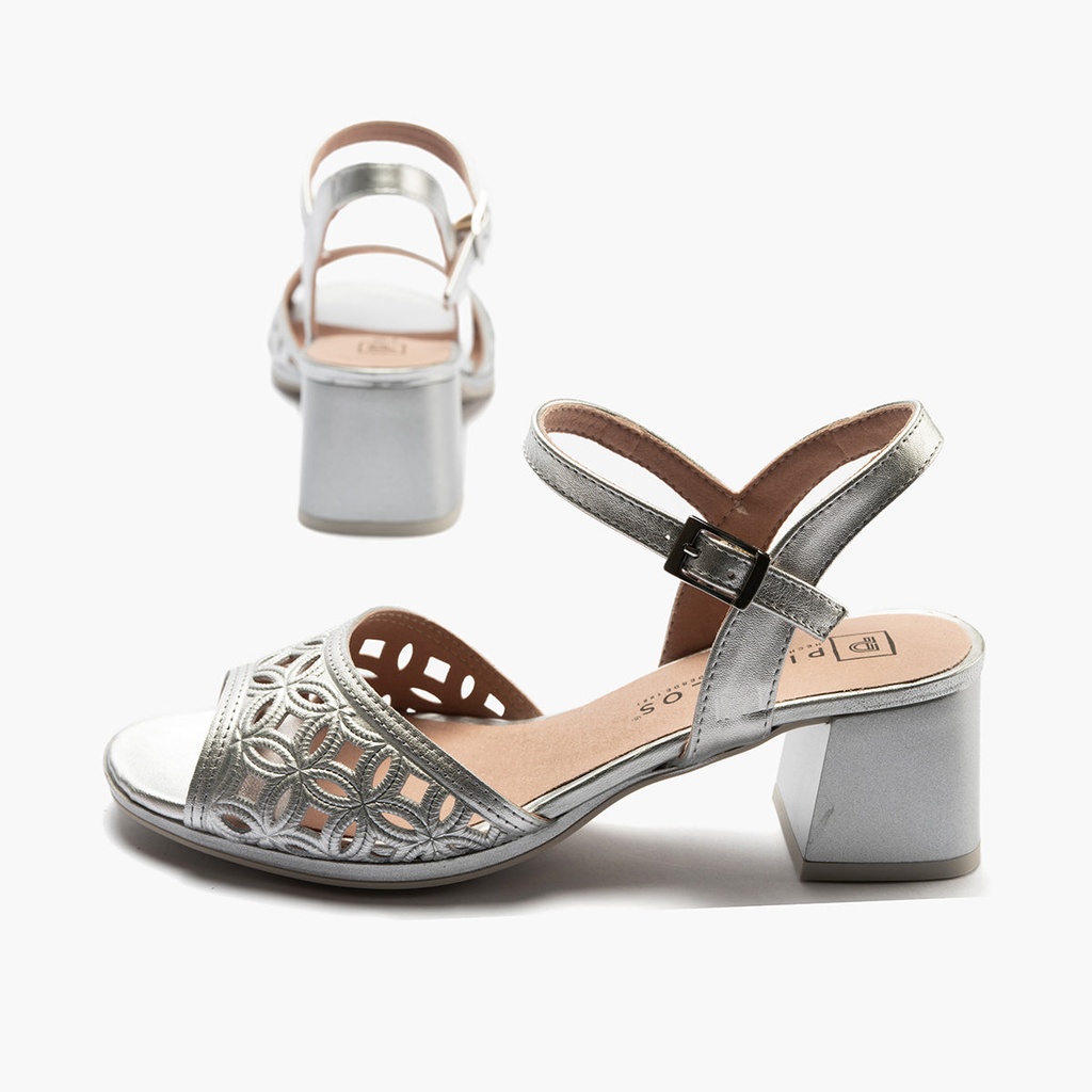 Sandalia con detalles metalizados, tacón medio y pulsera Plata (1)