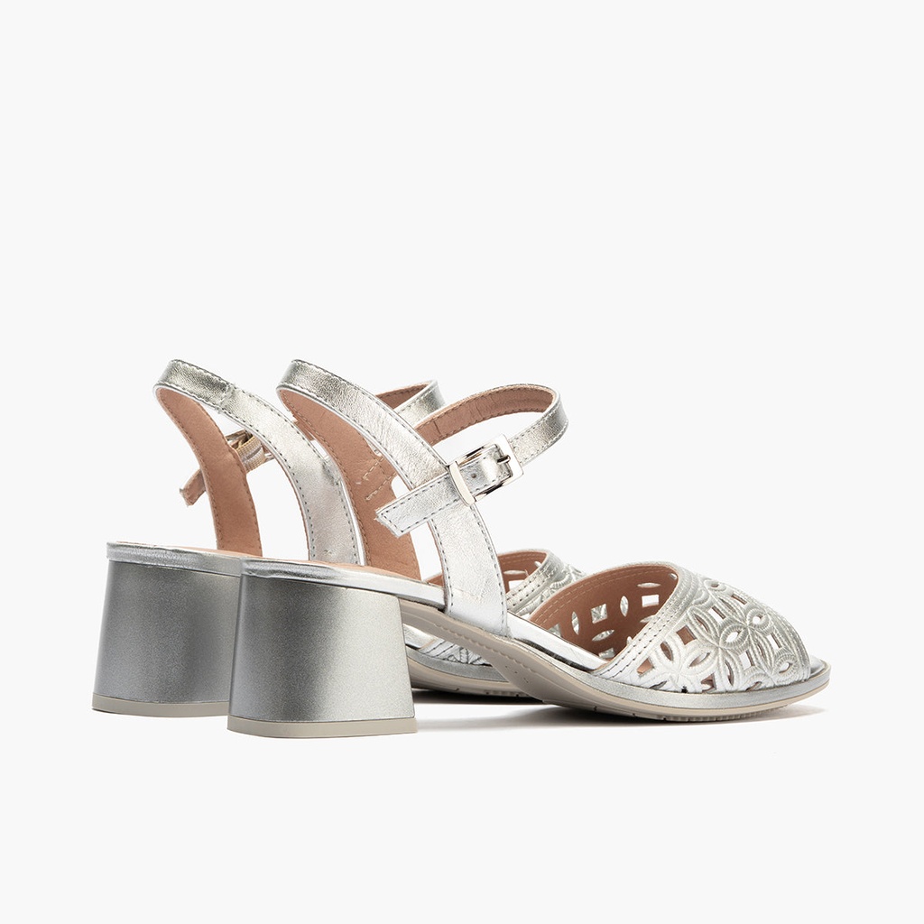 Sandalia con detalles metalizados, tacón medio y pulsera Plata (3)