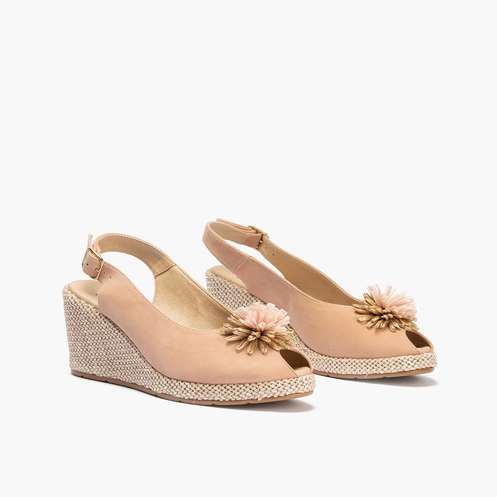 Sandalia estilo valenciana con cuña alta y detalle floral Nude (1)