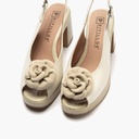 Zapato de salón con tacón plataforma y detalle floral Glacial (3)