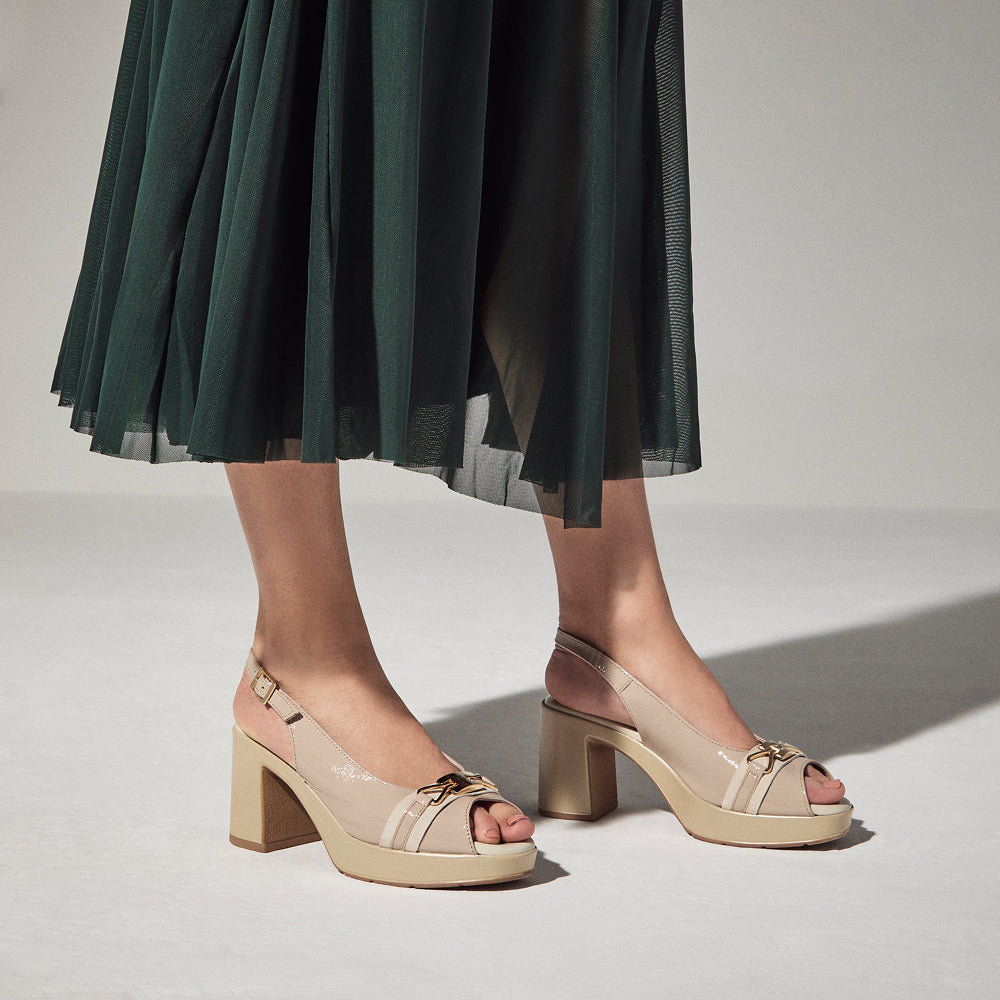 Zapato de salón con tacón plataforma y adorno Crema (1)