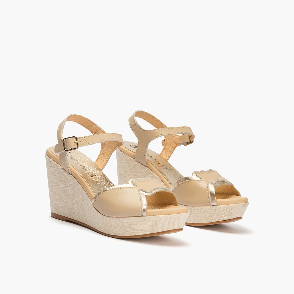 Sandalia con cuña alta en piel napa Crema (1)