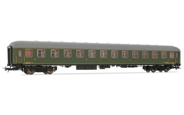 RENFE, coche de segunda clase, BB 8562, decoración verde, ép. III (1)