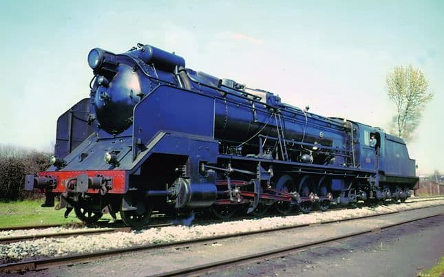 RENFE, locomotora de vapor 151F-3106 «Santa-Fé», con lámparas modernas y tender de fuel (1)