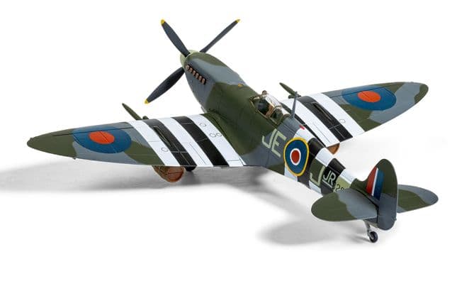 Supermarine Spitfire Mk.IX W/Cdr. J.E. Johnson (6)
