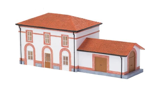 (H0 1:87) Piccola stazione ferroviaria con rimessa (1)