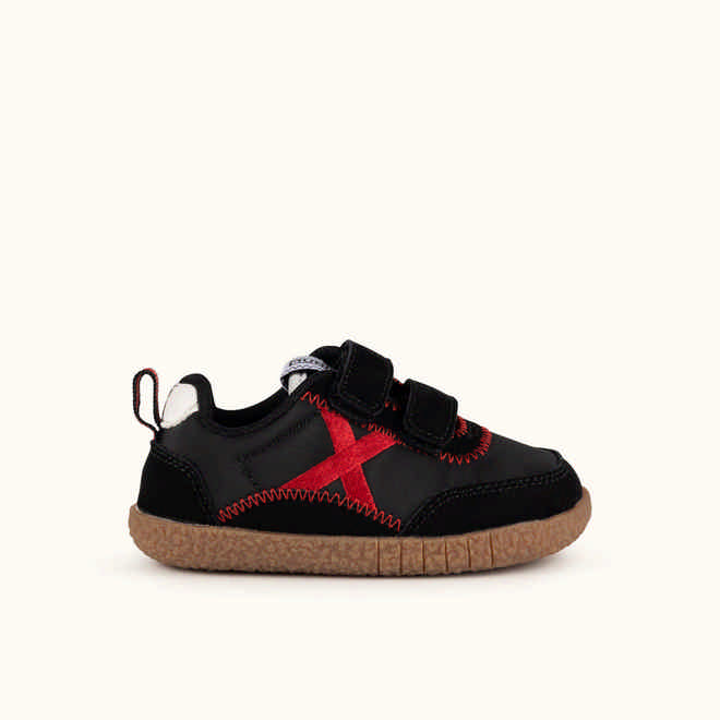 MUNICH BABY KODA W 31 - Children's Barefoot sports trainers in black and red with double velcro fastening. (1)