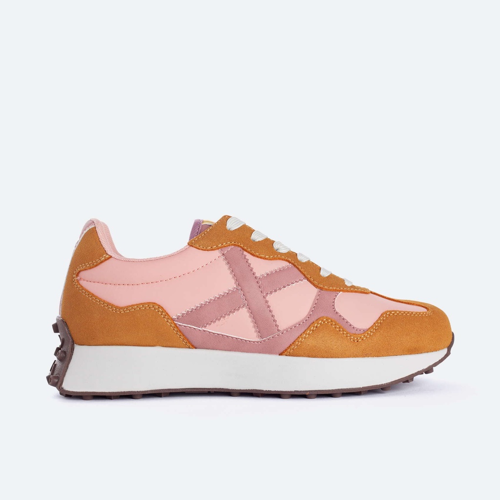 [8907029-36] MUNICH ROAD WOMAN 29 (36)